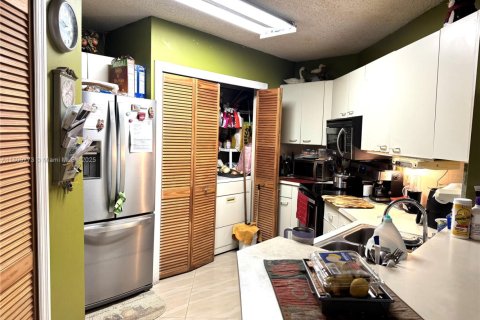 Condo in Hialeah, Florida, 2 bedrooms  № 1939518 - photo 17