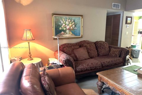 Condominio en venta en Hialeah, Florida, 2 dormitorios, 88.26 m2 № 1939518 - foto 11