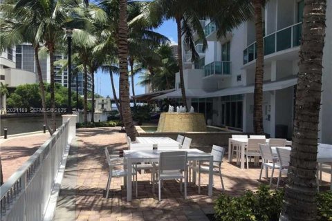 Condo in Miami, Florida, 2 bedrooms  № 2078388 - photo 9