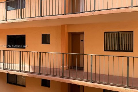 Condo in Miami, Florida, 2 bedrooms № 1984418 - photo 15