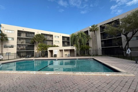 Condo in Miami, Florida, 2 bedrooms № 1984418 - photo 21