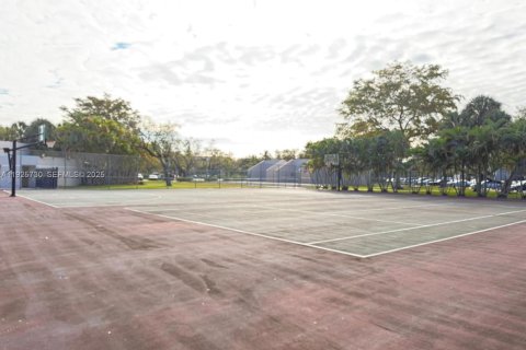 Condo in Miami, Florida, 2 bedrooms № 1984418 - photo 19