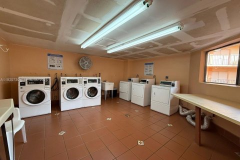 Condo in Miami, Florida, 2 bedrooms № 1984418 - photo 11