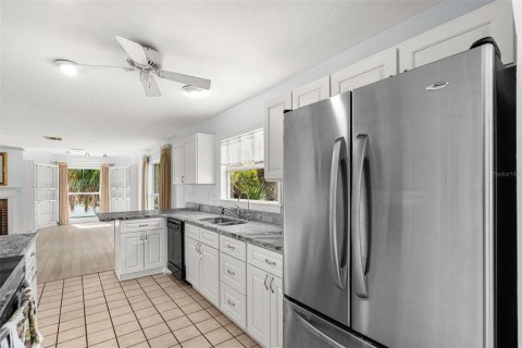 House in Palmetto, Florida 3 bedrooms, 292.64 sq.m. № 2330171 - photo 25