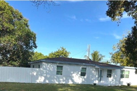 House in Miami Gardens, Florida 4 bedrooms, 111.11 sq.m. № 2009968