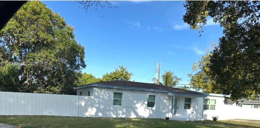 House in Miami Gardens, Florida 4 bedrooms, 111.11 sq.m. № 2009968