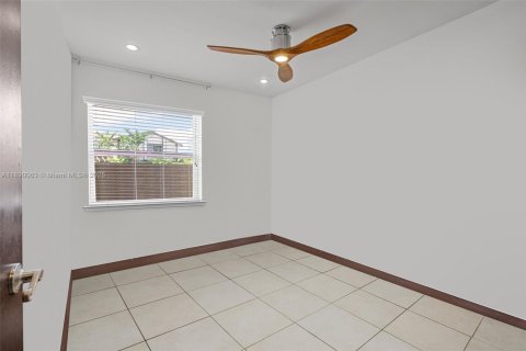 Townhouse in Miami, Florida 3 bedrooms, 109.9 sq.m. № 1944092 - photo 23
