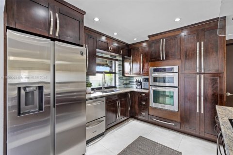 Townhouse in Miami, Florida 3 bedrooms, 109.9 sq.m. № 1944092 - photo 12