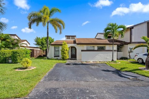Townhouse in Miami, Florida 3 bedrooms, 109.9 sq.m. № 1944092 - photo 1