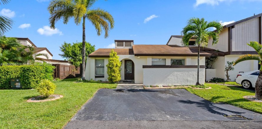 Townhouse in Miami, Florida 3 bedrooms, 109.9 sq.m. № 1944092