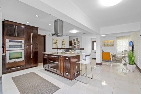 Townhouse in Miami, Florida 3 bedrooms, 109.9 sq.m. № 1944092 - photo 14