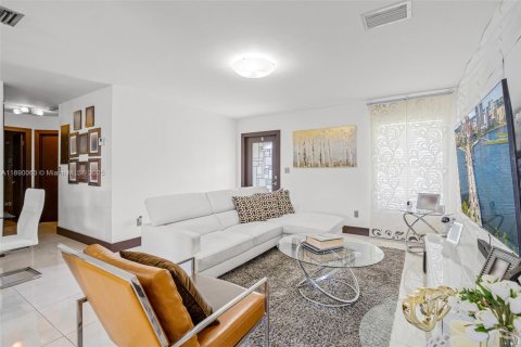 Townhouse in Miami, Florida 3 bedrooms, 109.9 sq.m. № 1944092 - photo 6