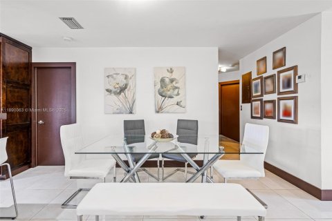 Townhouse in Miami, Florida 3 bedrooms, 109.9 sq.m. № 1944092 - photo 7