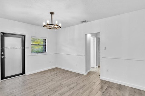 House in Miami, Florida 4 bedrooms, 248.51 sq.m. № 2013510 - photo 29