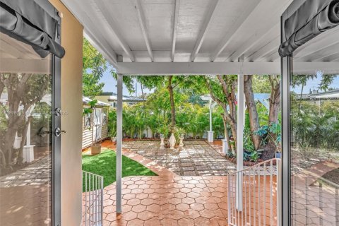 House in Miami, Florida 4 bedrooms, 248.51 sq.m. № 2013510 - photo 19