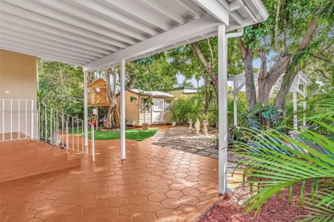 House in Miami, Florida 4 bedrooms, 248.51 sq.m. № 2013510 - photo 20