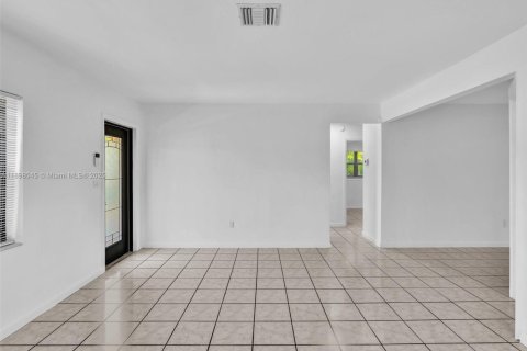 House in Miami, Florida 4 bedrooms, 248.51 sq.m. № 2013510 - photo 8