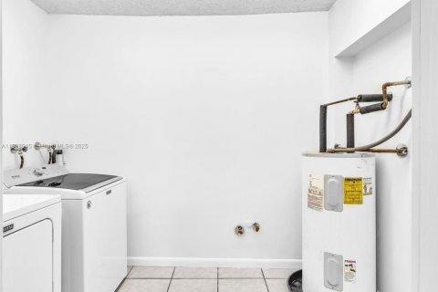 House in Miami, Florida 4 bedrooms, 248.51 sq.m. № 2013510 - photo 16