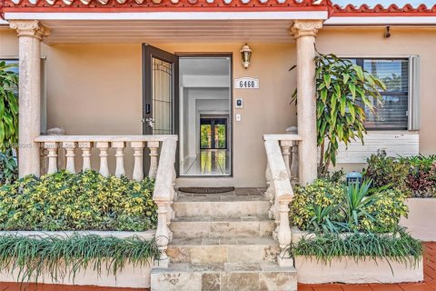 House in Miami, Florida 4 bedrooms, 248.51 sq.m. № 2013510 - photo 6