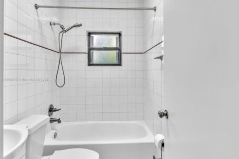 House in Miami, Florida 4 bedrooms, 248.51 sq.m. № 2013510 - photo 30