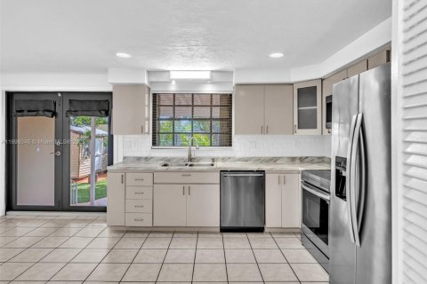 House in Miami, Florida 4 bedrooms, 248.51 sq.m. № 2013510 - photo 15