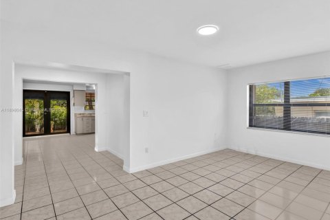 House in Miami, Florida 4 bedrooms, 248.51 sq.m. № 2013510 - photo 10