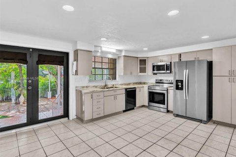House in Miami, Florida 4 bedrooms, 248.51 sq.m. № 2013510 - photo 13