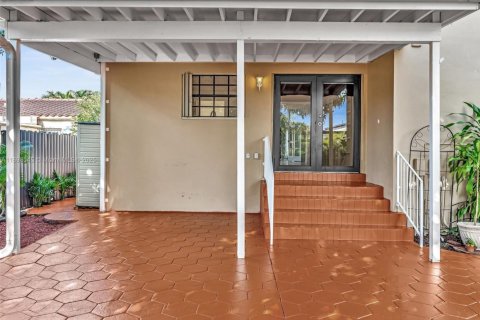 House in Miami, Florida 4 bedrooms, 248.51 sq.m. № 2013510 - photo 26