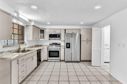 House in Miami, Florida 4 bedrooms, 248.51 sq.m. № 2013510 - photo 14