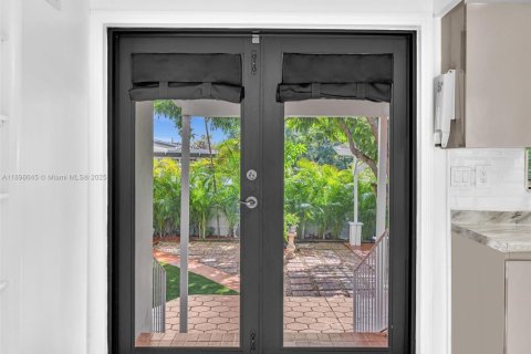 House in Miami, Florida 4 bedrooms, 248.51 sq.m. № 2013510 - photo 17