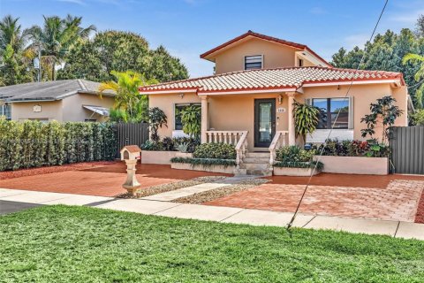 House in Miami, Florida 4 bedrooms, 248.51 sq.m. № 2013510 - photo 3