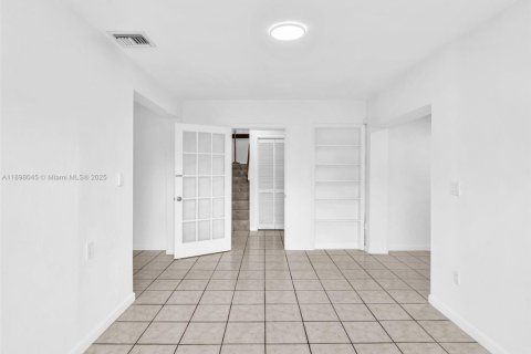 House in Miami, Florida 4 bedrooms, 248.51 sq.m. № 2013510 - photo 12