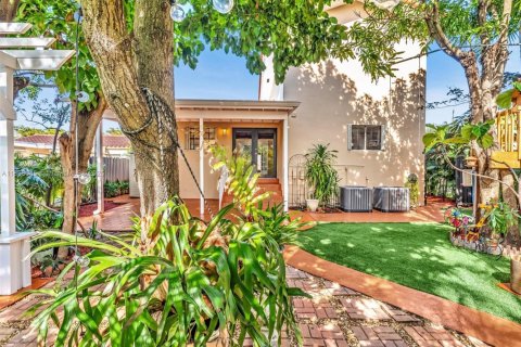 House in Miami, Florida 4 bedrooms, 248.51 sq.m. № 2013510 - photo 24