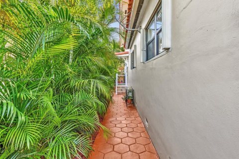 House in Miami, Florida 4 bedrooms, 248.51 sq.m. № 2013510 - photo 27