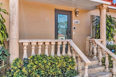 House in Miami, Florida 4 bedrooms, 248.51 sq.m. № 2013510 - photo 5