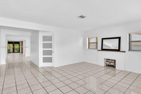 House in Miami, Florida 4 bedrooms, 248.51 sq.m. № 2013510 - photo 9