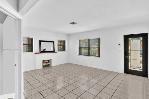 House in Miami, Florida 4 bedrooms, 248.51 sq.m. № 2013510 - photo 7