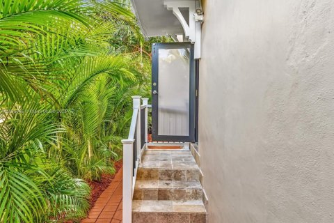 House in Miami, Florida 4 bedrooms, 248.51 sq.m. № 2013510 - photo 28