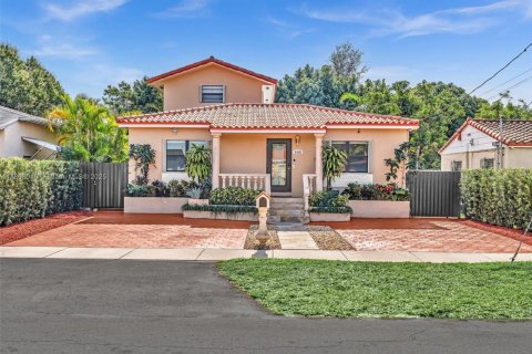 House in Miami, Florida 4 bedrooms, 248.51 sq.m. № 2013510 - photo 2