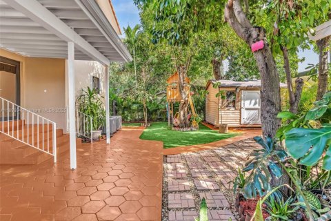 House in Miami, Florida 4 bedrooms, 248.51 sq.m. № 2013510 - photo 21