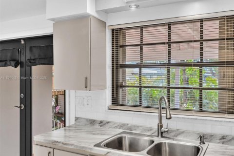 House in Miami, Florida 4 bedrooms, 248.51 sq.m. № 2013510 - photo 18