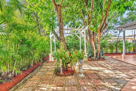 House in Miami, Florida 4 bedrooms, 248.51 sq.m. № 2013510 - photo 25