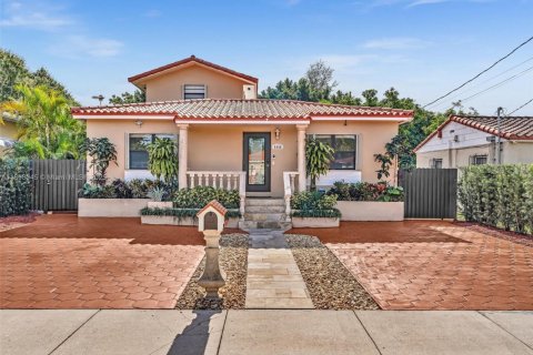 House in Miami, Florida 4 bedrooms, 248.51 sq.m. № 2013510