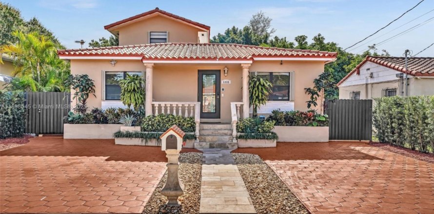 House in Miami, Florida 4 bedrooms, 248.51 sq.m. № 2013510