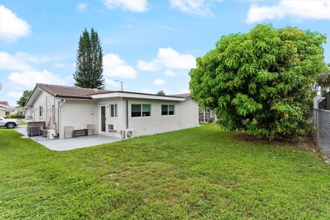 House in Tamarac, Florida 2 bedrooms, 100.52 sq.m. № 2266155 - photo 13