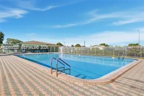 House in Tamarac, Florida 2 bedrooms, 100.52 sq.m. № 2266155 - photo 16