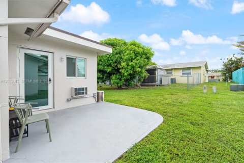 House in Tamarac, Florida 2 bedrooms, 100.52 sq.m. № 2266155 - photo 12