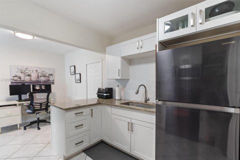 House in Tamarac, Florida 2 bedrooms, 100.52 sq.m. № 2266155 - photo 5