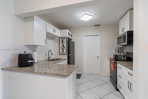 House in Tamarac, Florida 2 bedrooms, 100.52 sq.m. № 2266155 - photo 6
