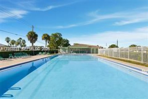 House in Tamarac, Florida 2 bedrooms, 100.52 sq.m. № 2266155 - photo 15